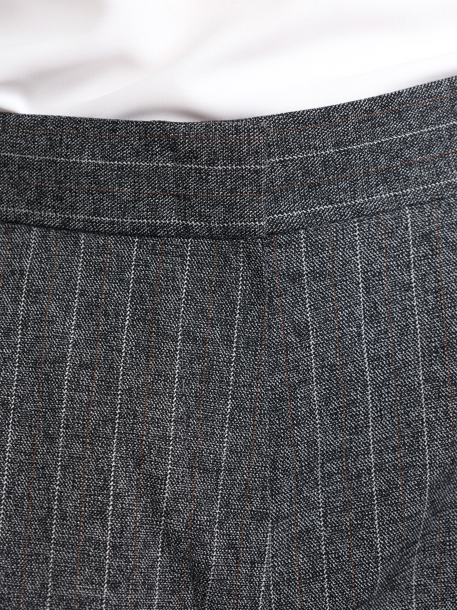 Брюки темно-серого цвета в полоску свободного кроя